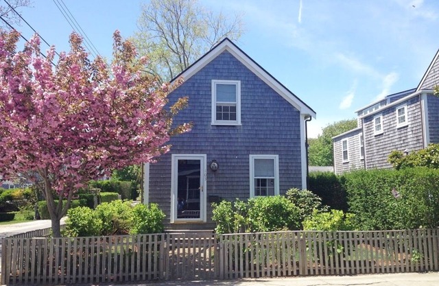 "Vitamin Sea" - Beautiful cottage in downtown Nantucket with off-street parking!