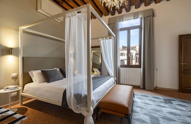 Vivaldi Suites - The Suite R&R