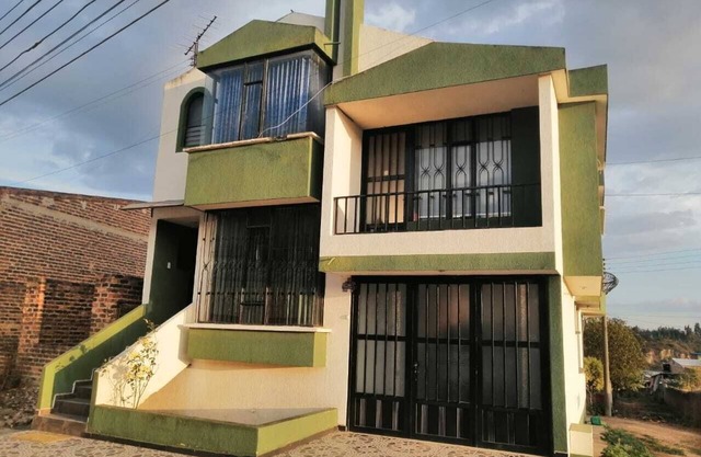 Vivienda casa rural con vista a las montañas a la ciudad ambiente tranquilo