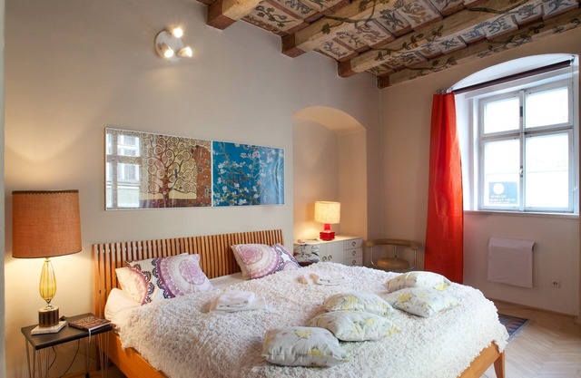 Vlasska 9 - Beautiful Historic 17th century Apt for 2 near Castle - City Centre
