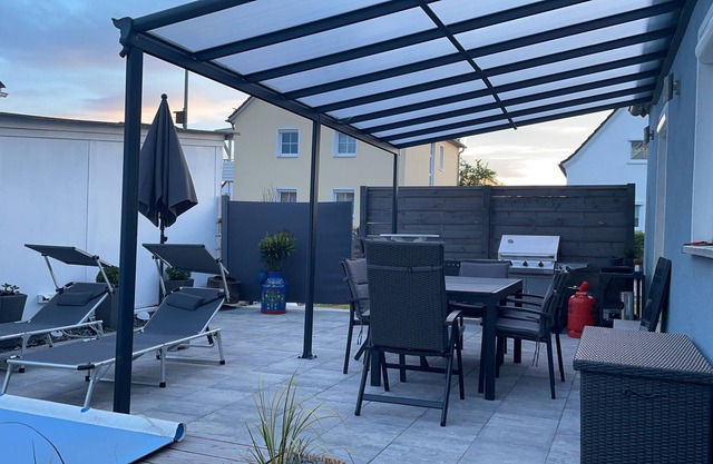 Voll Ausgestattetes Modernes Ferienhaus mit Pool und Garten in Ruhiger Lage