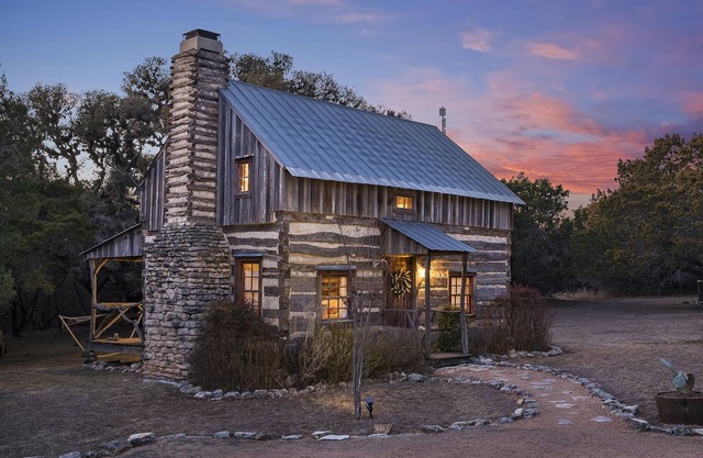 Voted Most Romantic! 1800's Peach Cabin/Close to Downtown/Hot Tub/Peaceful!