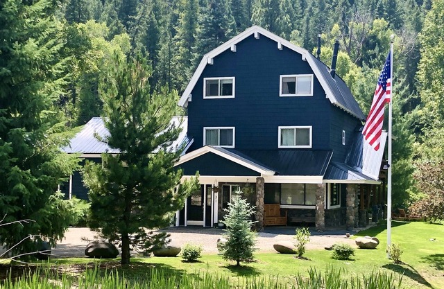 VR19-376 -Closest 4-bedroom riverfront to Wolf Creek Resort