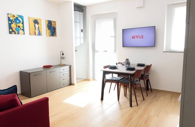 Vrenozi Home *2km HighwayA21/Private Parking