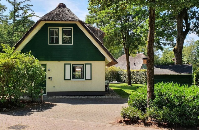Vrijstaande Rietgedekte 4-persoons Vakantie Villa met Grote Prive Tuin