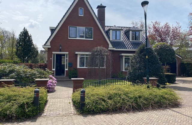 Vrijstaande woning met gastenverblijf op een ruim perceel nabij bos en strand.