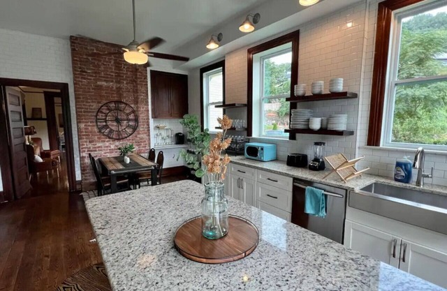 Vulcan's Knee: 6bdrm Mansion ~ Speakeasy ~ Library