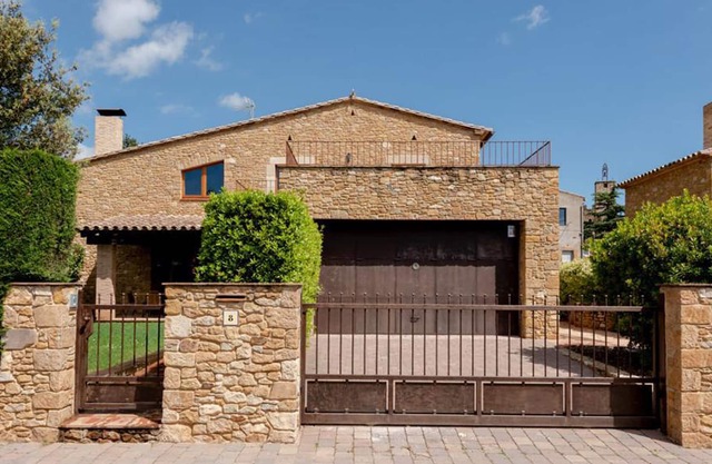 Vulpellac House. Garden and private pool