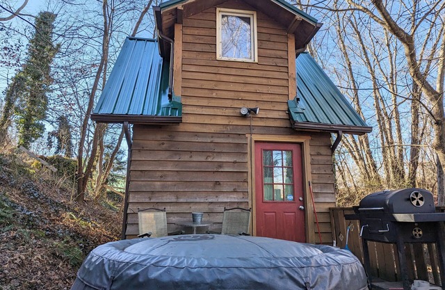 W Avl Tiny Home, Pet Friendly, Close to Downtown