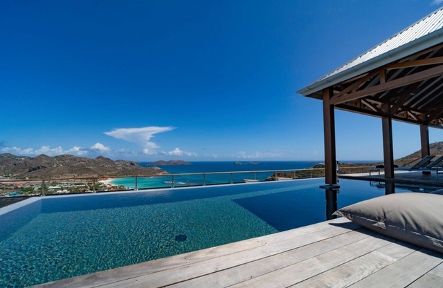 W View - 4-Bedroom Ocean View in the hills of St. Jean