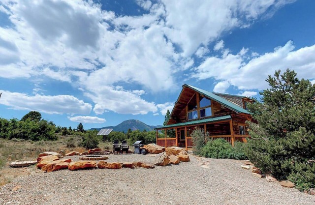 W-W: Western Town Retreat, 2 Cabins & Bardominium