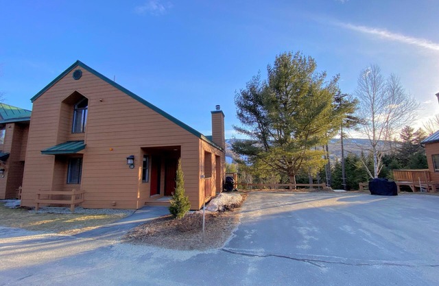 W11 Mount Washington Place townhouse with fireplace, free and fast wifi, dog friendly!