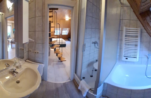 W4, apartment with air conditioning, 2 bedrooms with 4 single beds.