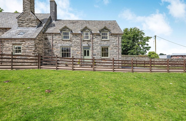 WAEDOG BACH, romantic, character holiday cottage in Rhos-Y-Gwaliau