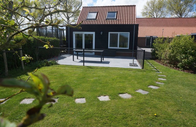 "Waegen'uus": detached 5 person holiday home near the village and sea