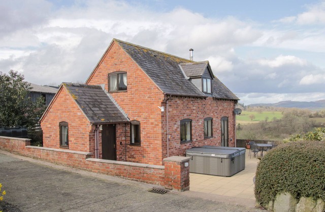 WAGGONERS COTTAGE, family friendly, with hot tub in Garthmyl