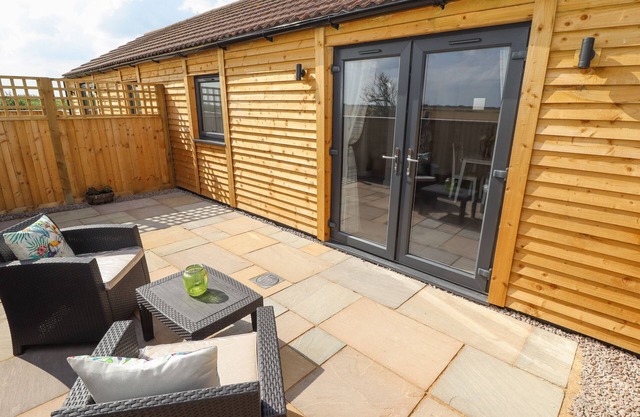 WAGTAIL COTTAGE, pet friendly, with a garden in Sutton-On-Sea