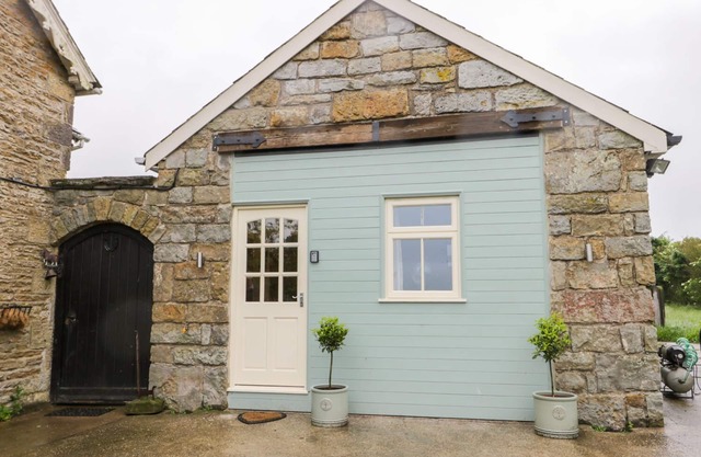 WAGTAIL NEST, NORTHFIELD COTTAGE, pet friendly in Scalby