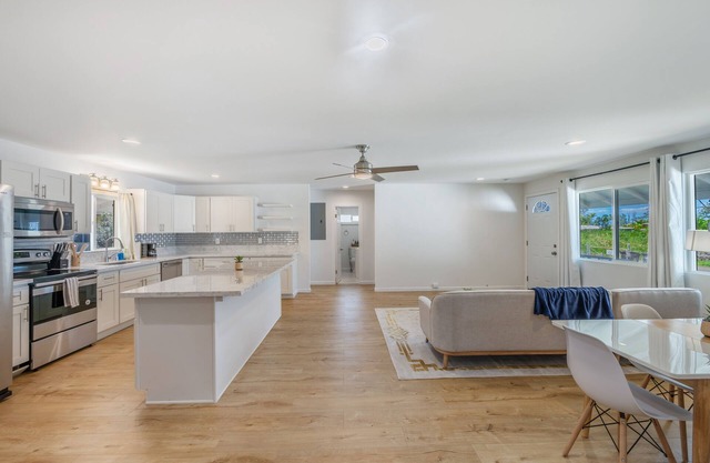 Wahiawa 4BR - Sleeps 8, 2 Baths, WiFi, Parking, AC