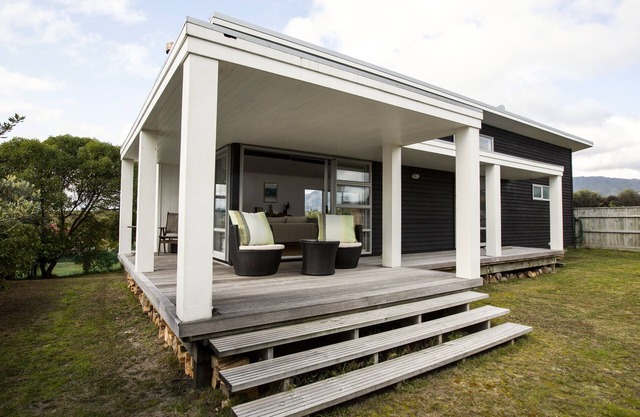 Waikanae Retreat - Waikanae Beach Holiday Home