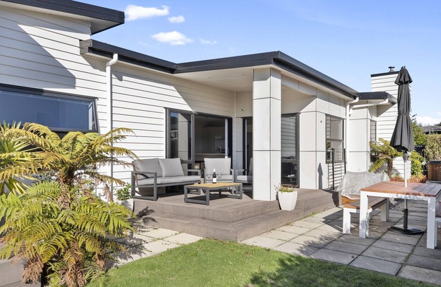 Waikawa Bay Spa Escape - Waikawa Bay Holiday Home