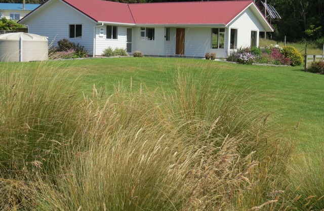 Waikawa House, lovely modern home in quiet setting