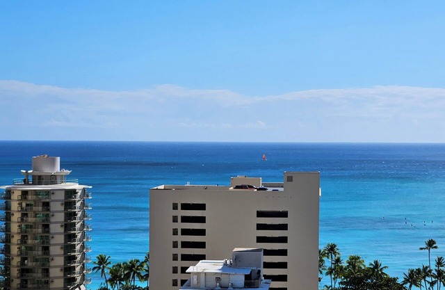 Waikiki 3-bed, Ocean View, Central A/C, Free Parking, 1 Block to Waikiki Beach