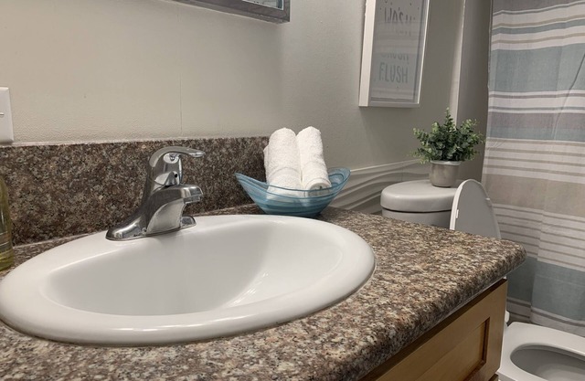 Waikiki Apartment sleeps 5 parking included