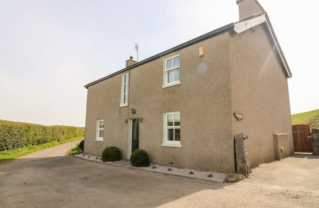 WAINGATE COTTAGE, pet friendly, with open fire in Flookburgh