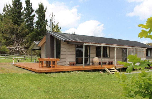 Waiora Lodge - Pokaka Holiday Home
