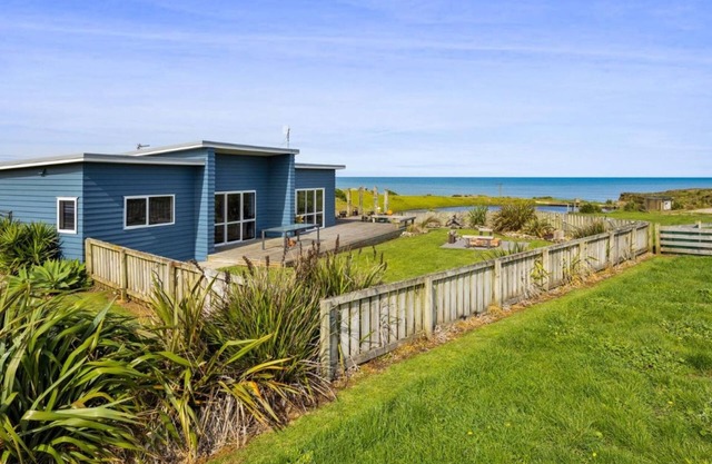 Waipipi Beach Retreat -nSunsets in the hot tub and strolls on the beach.