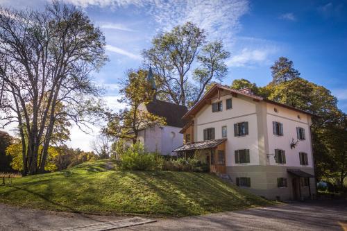 Wald Apartments bei Schlossgaststätte Hohenberg - Seeshaupt, südlicher Stanberger See, kostenfrei Parken, Ladestation für Auto und Fahrad, WLAN, Natur pur