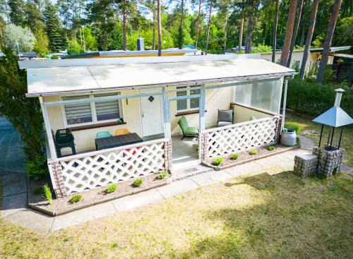 Waldbungalow mit WLAN und Terrasse in Seenähe-Hund willkommen