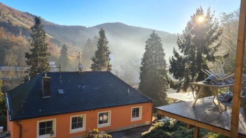 Waldhaus zum gechillten Hirsch in der Natur, bei der Moseltherme Traben-Trarbach