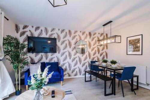 Walk 2 JLR Halewood Airport - 5 Beds, Driveway fits 2 - 3 Bedrooms 3 WC-Speke Boulevard-South Liverpool-Sleeps 9 - Fully Equipped- Docks- Waterfront Bank Arena Liverpool by Arz Stays