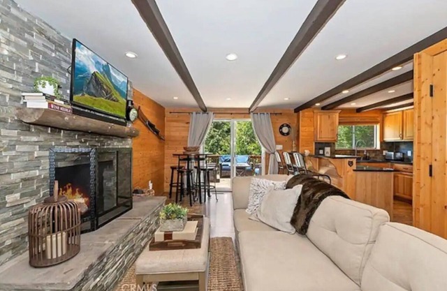 Walk 2 Village, Relax on Deck, Cool w/AC!