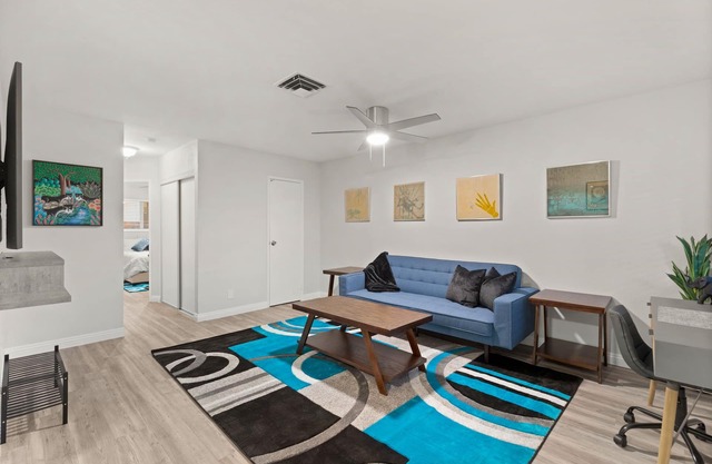 Walk Downtown Las Vegas 875sf 2BR/1BA Fremont St Arts District 8min to The Strip