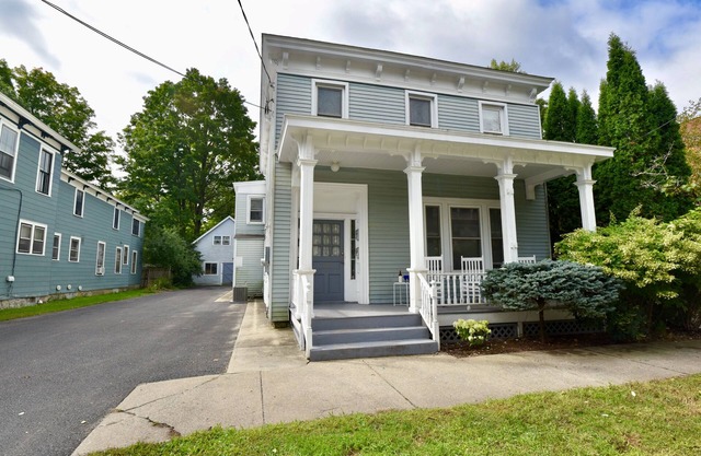 Walk Everywhere! Location Between Broadway and Racetrack