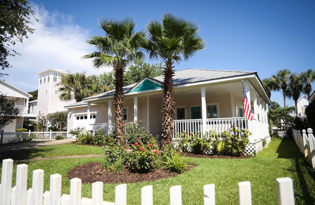 WALK STEPS TO BEACH AND POOL. &GREAT LOCATION! close to activities and shoppin