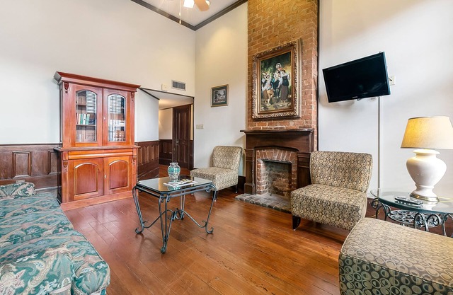 Walk to all the French Quarter attractions. Excellent location for a group.