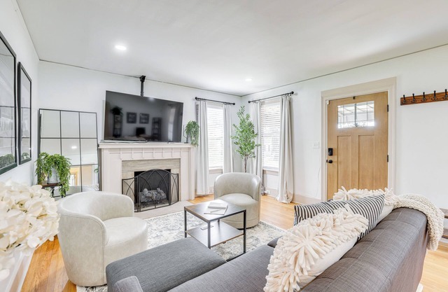 Walk to Amphitheater & Stadium: Home w/Deck!
