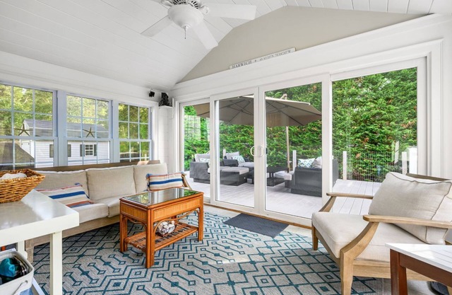 Walk to Beach Central Location AC WiFi Lobsta House