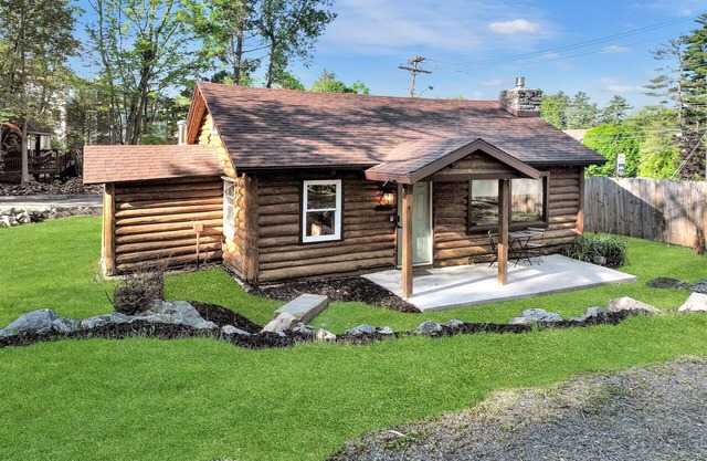 Walk to Beach - Close to Town - Pet Friendly Cabin