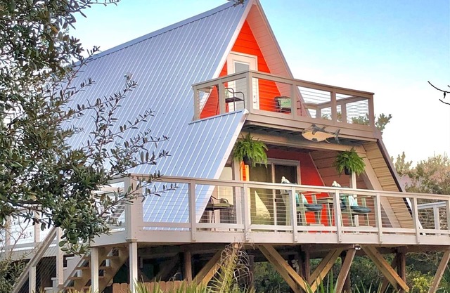Walk to Beach & Dining, Children 12+ OK, Dog OK, Vintage Vibe, Modern Amenities