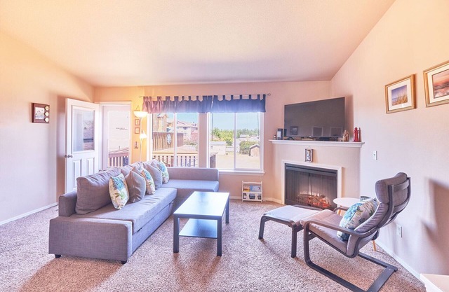 Walk to beach & downtown, Pets Ok (Nautical)