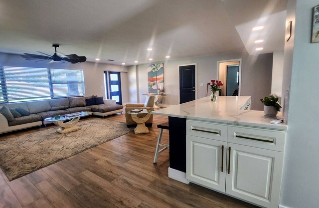Walk to Beach Immaculate Double Masters + 1 Bedroom Sleeps 8