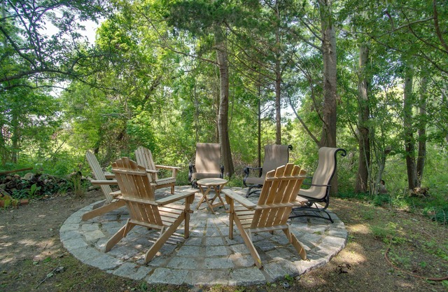 Walk to Beach & Lighthouse: Oak Bluffs Studio!