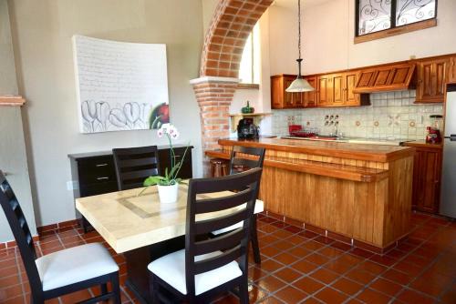 Walk To Beach & Malecon -Apartment with Sunny Roof Terrace