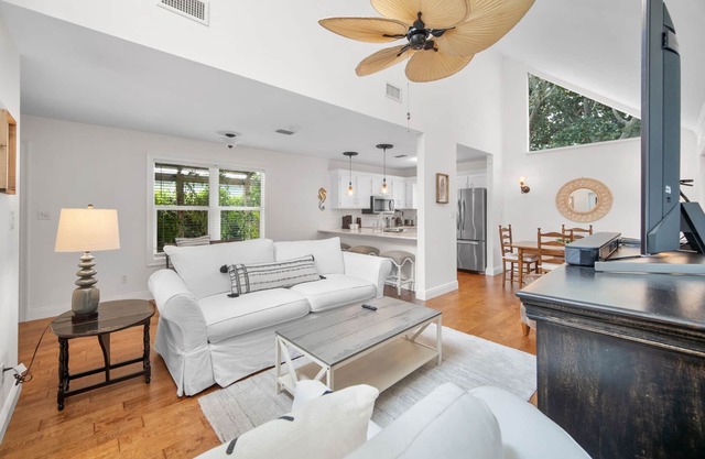 Walk to Beach , Zen Garden, Outdoor Grill, Sleeps 7, Close to Shops