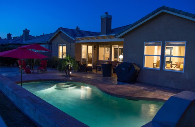 Walk to Caochella, Beautiful home on the golf course, Private pool, Sleeps 10